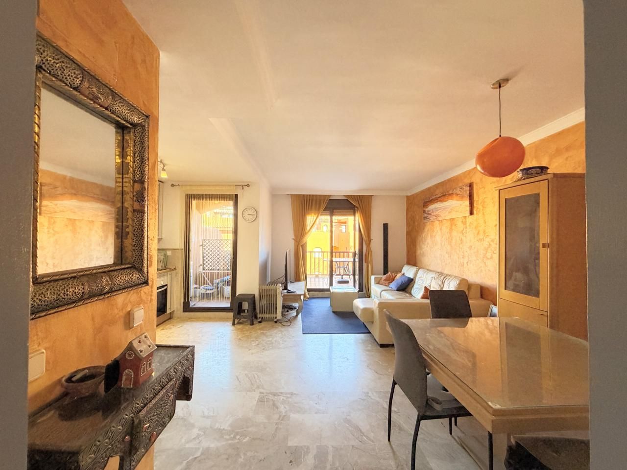 Sala d'estar de Dúplex en venda en Estepona amb Aire condicionat, Calefacció i Terrassa