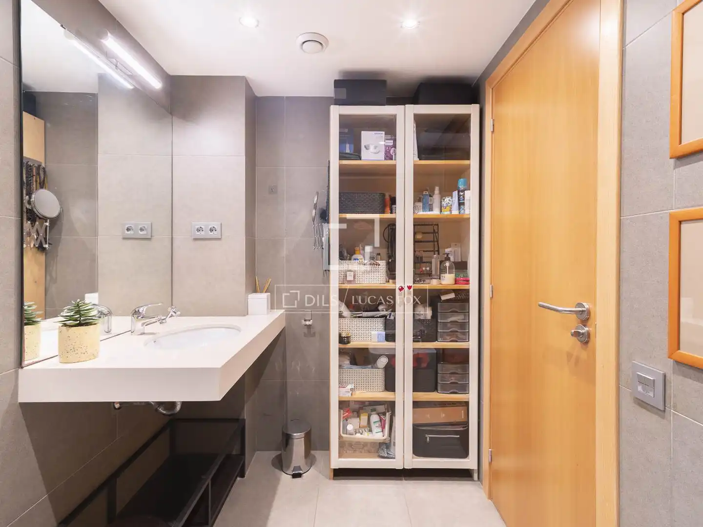 Bathroom of Flat for sale in Barcelona  with Air Conditioner, Terrace and Storage room