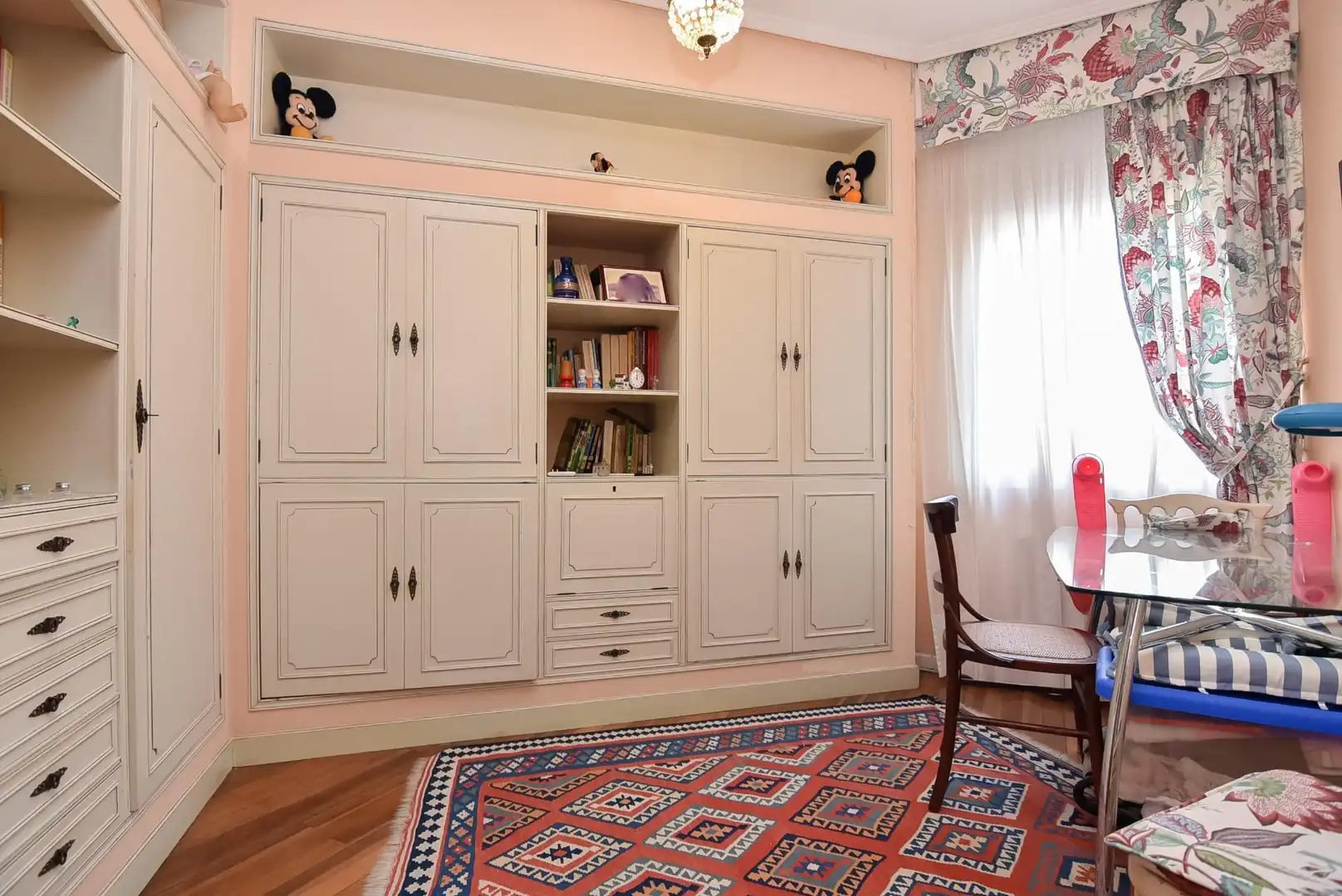 Dormitori de Casa o xalet en venda en A Coruña Capital  amb Calefacció, Jardí privat i Parquet