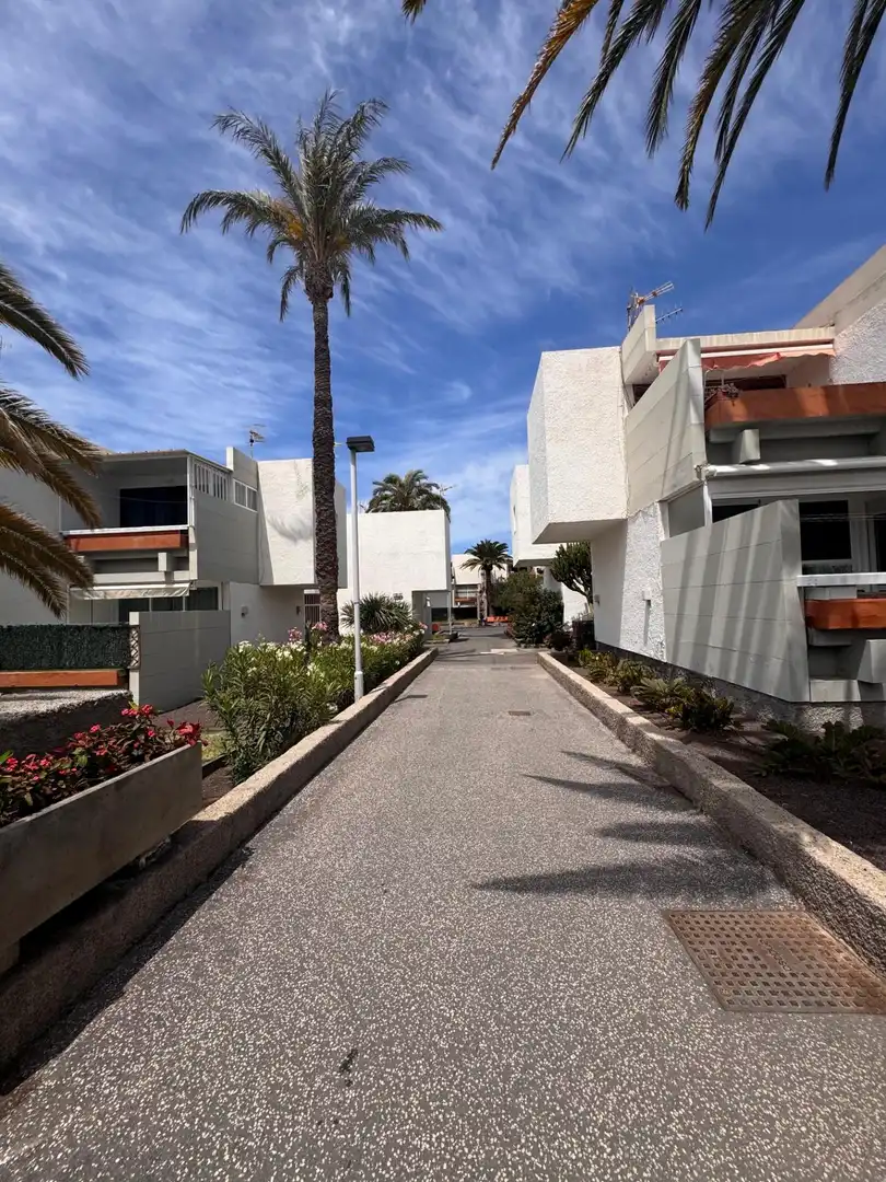 Vista exterior de Piso en venta en Arona con Jardín privado, Terraza y Amueblado