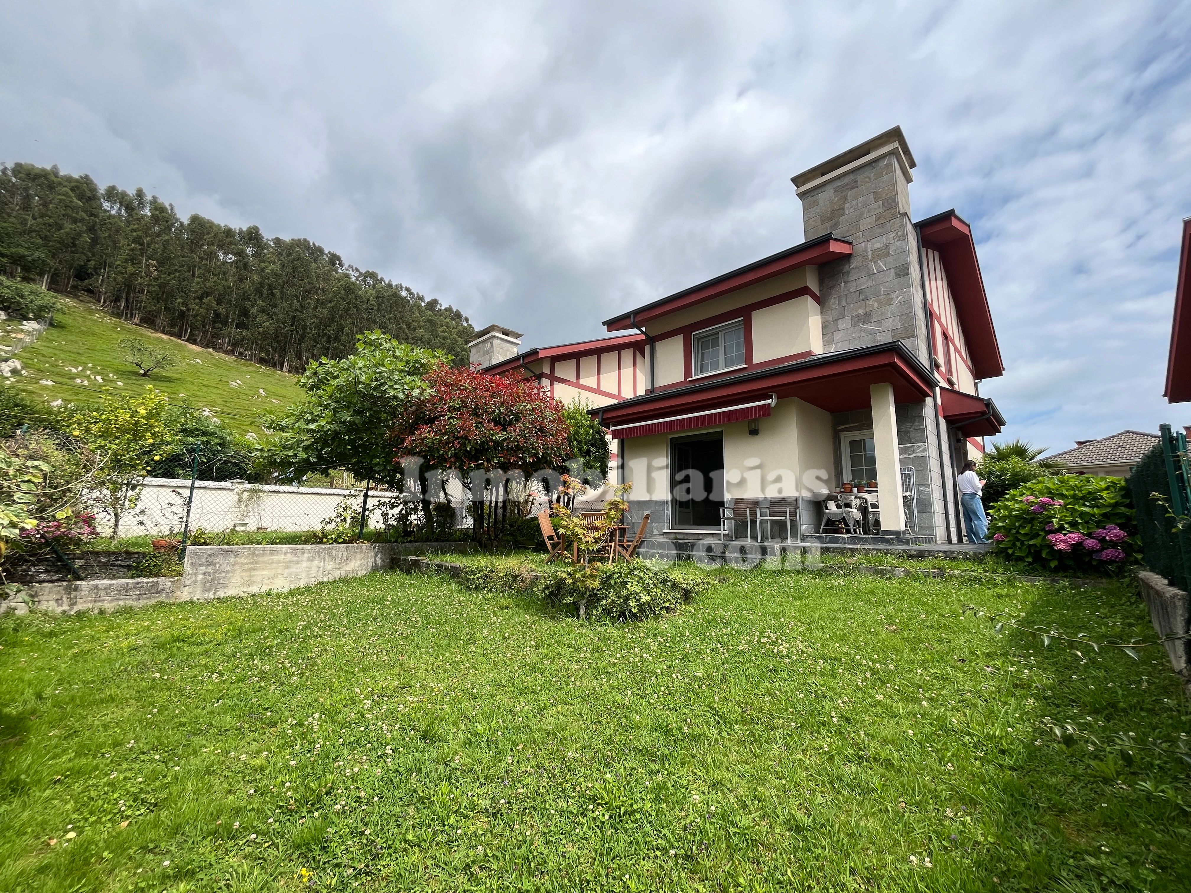Vista exterior de Casa o chalet en venta en Castro-Urdiales con Calefacción, Jardín privado y Parquet