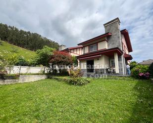 Vista exterior de Casa o xalet en venda en Castro-Urdiales amb Calefacció, Jardí privat i Parquet