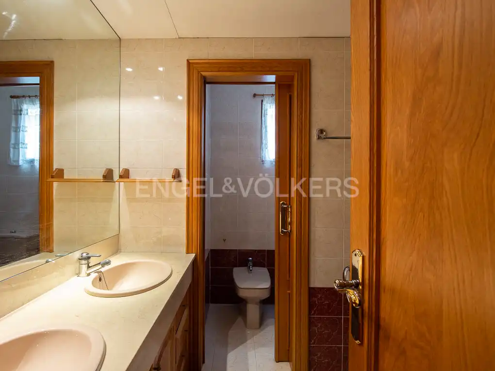 Bathroom of Flat for sale in Valencia  with Air Conditioner, Heating and Balcony