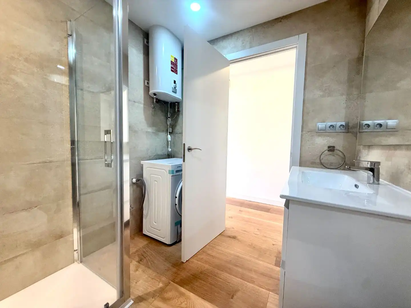 Baño de Piso en venta en Parla con Aire acondicionado, Terraza y Balcón
