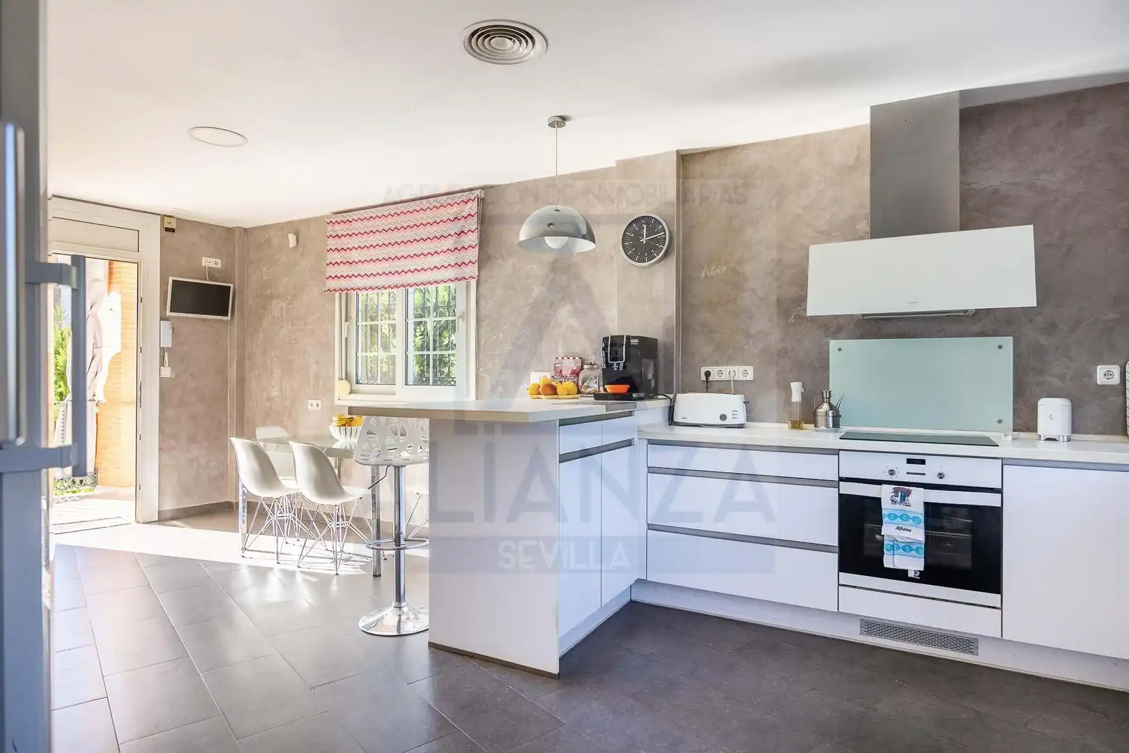 Kitchen of Houses for sale in Valencina de la Concepción  with Air Conditioner, Private garden and Community pool