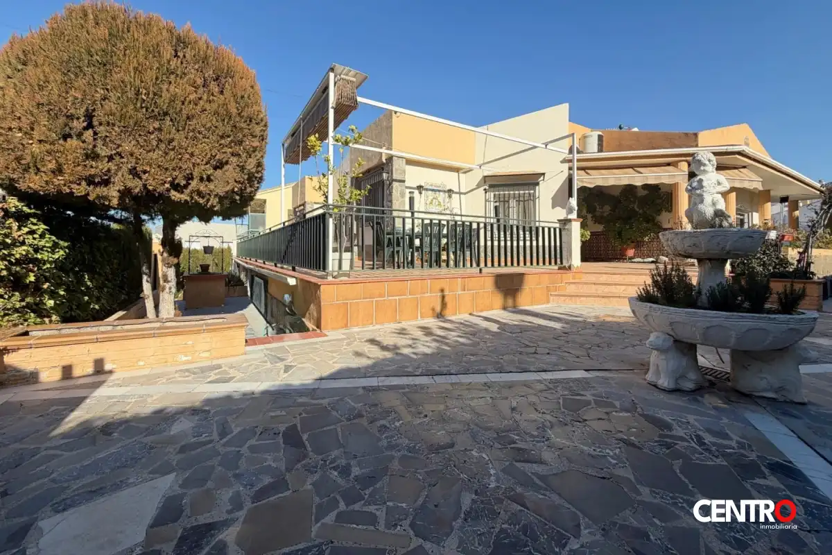 Vista exterior de Pis en venda en La Zubia amb Aire condicionat, Calefacció i Jardí privat
