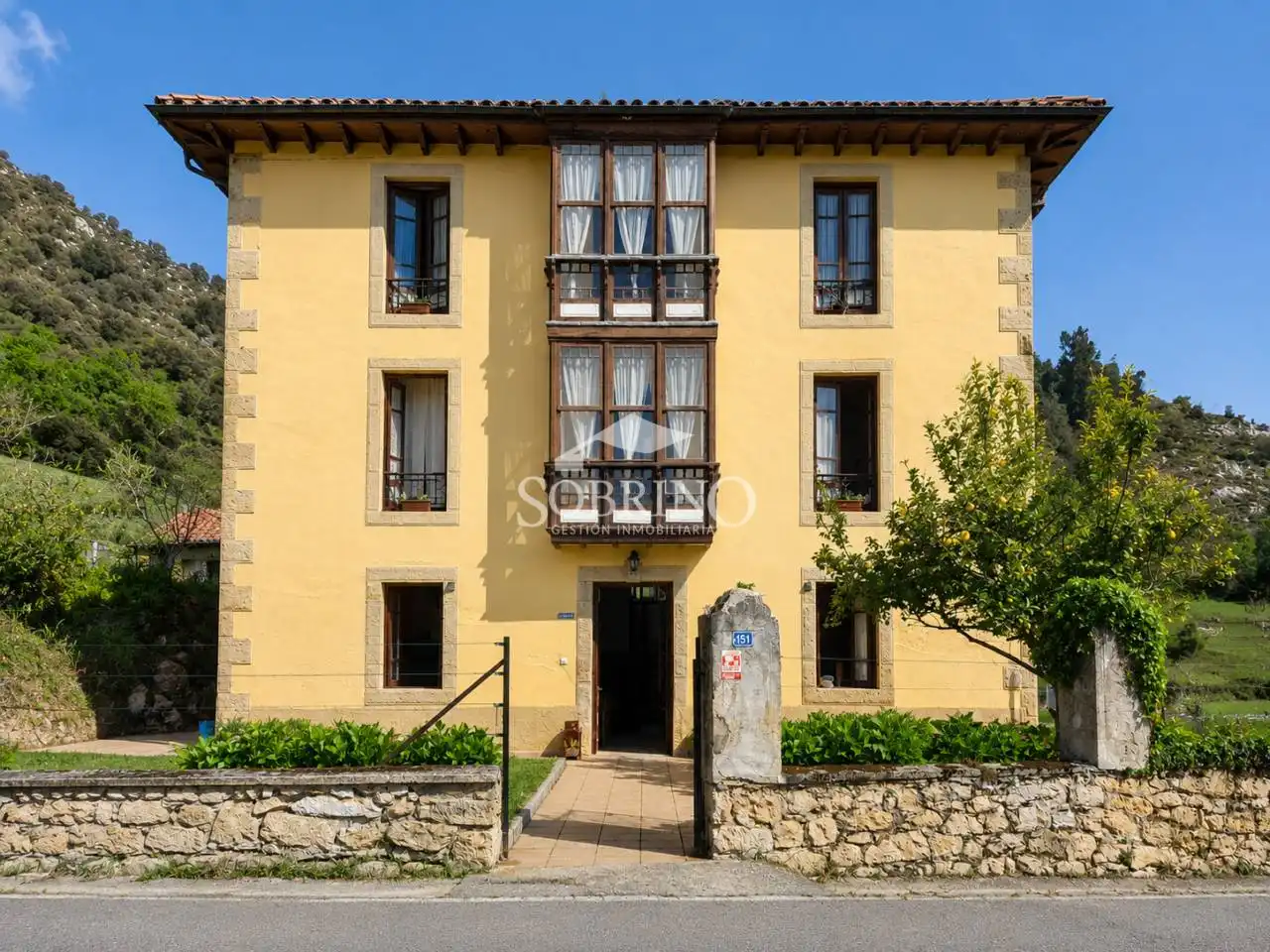 Casa amb jardí en venda a Calle Narganes