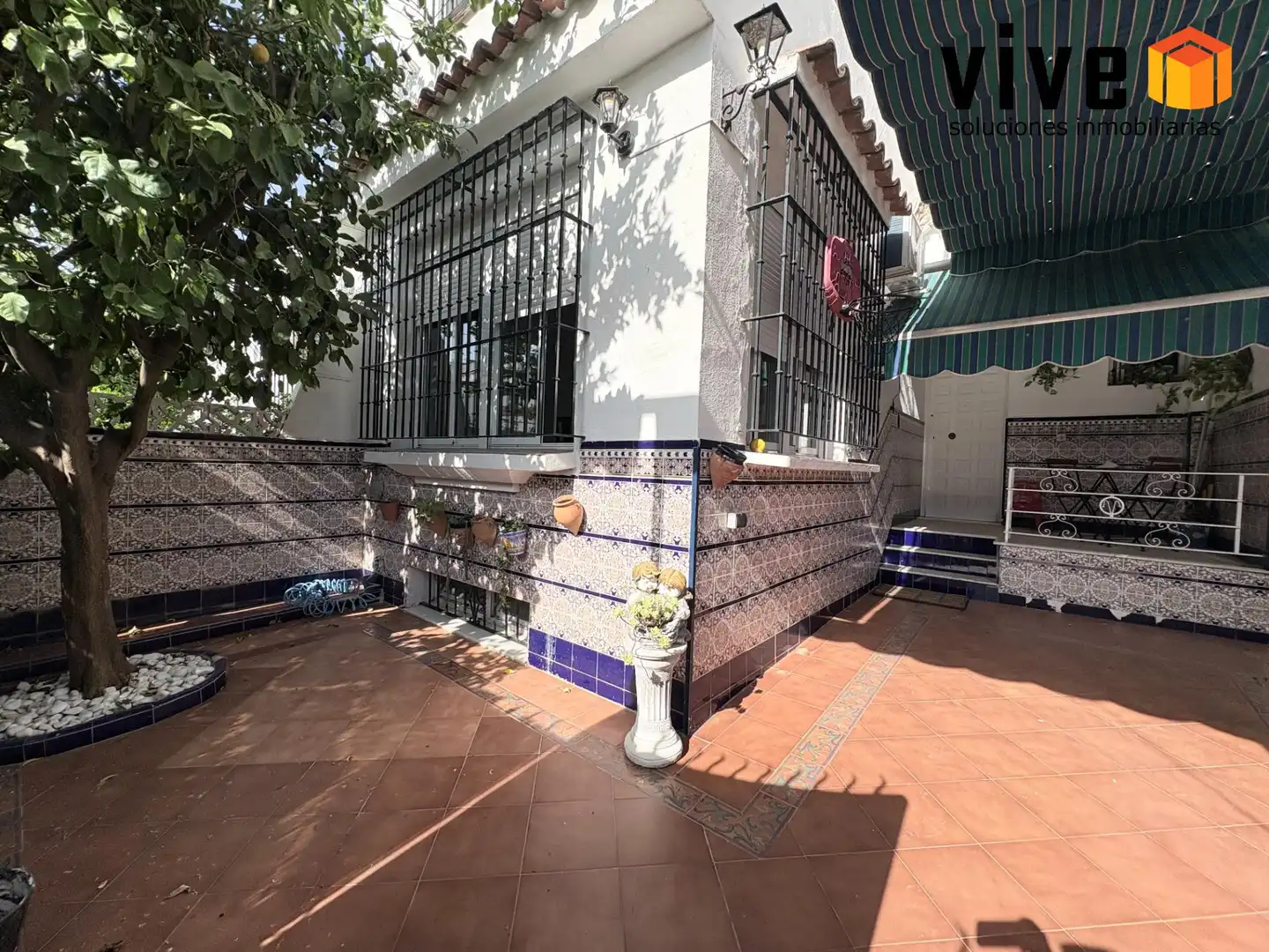 Vista exterior de Casa adosada de lloguer en Tomares amb Terrassa, Traster i Jacuzzi