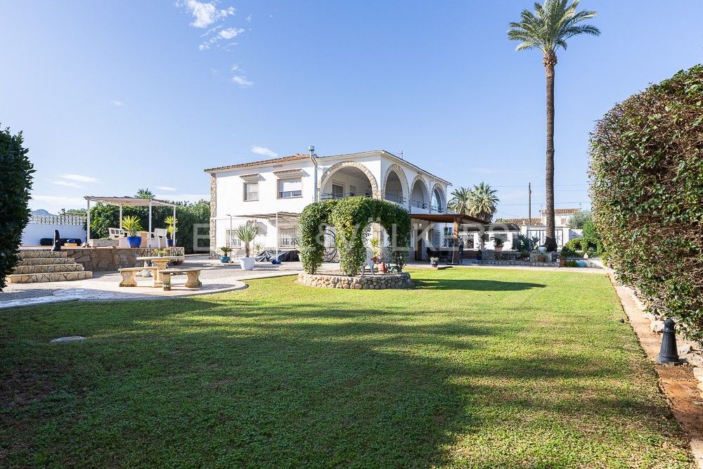 Vista exterior de Casa o xalet en venda en Dénia amb Aire condicionat, Calefacció i Jardí privat