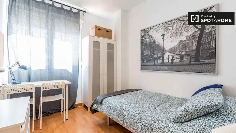 Habitación de Piso de alquiler en Valencia con Aire acondicionado, Calefacción y Amueblado
