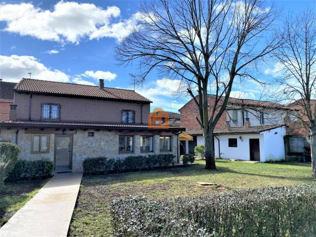 Casa-chalet en Venta en Real en Sariegos