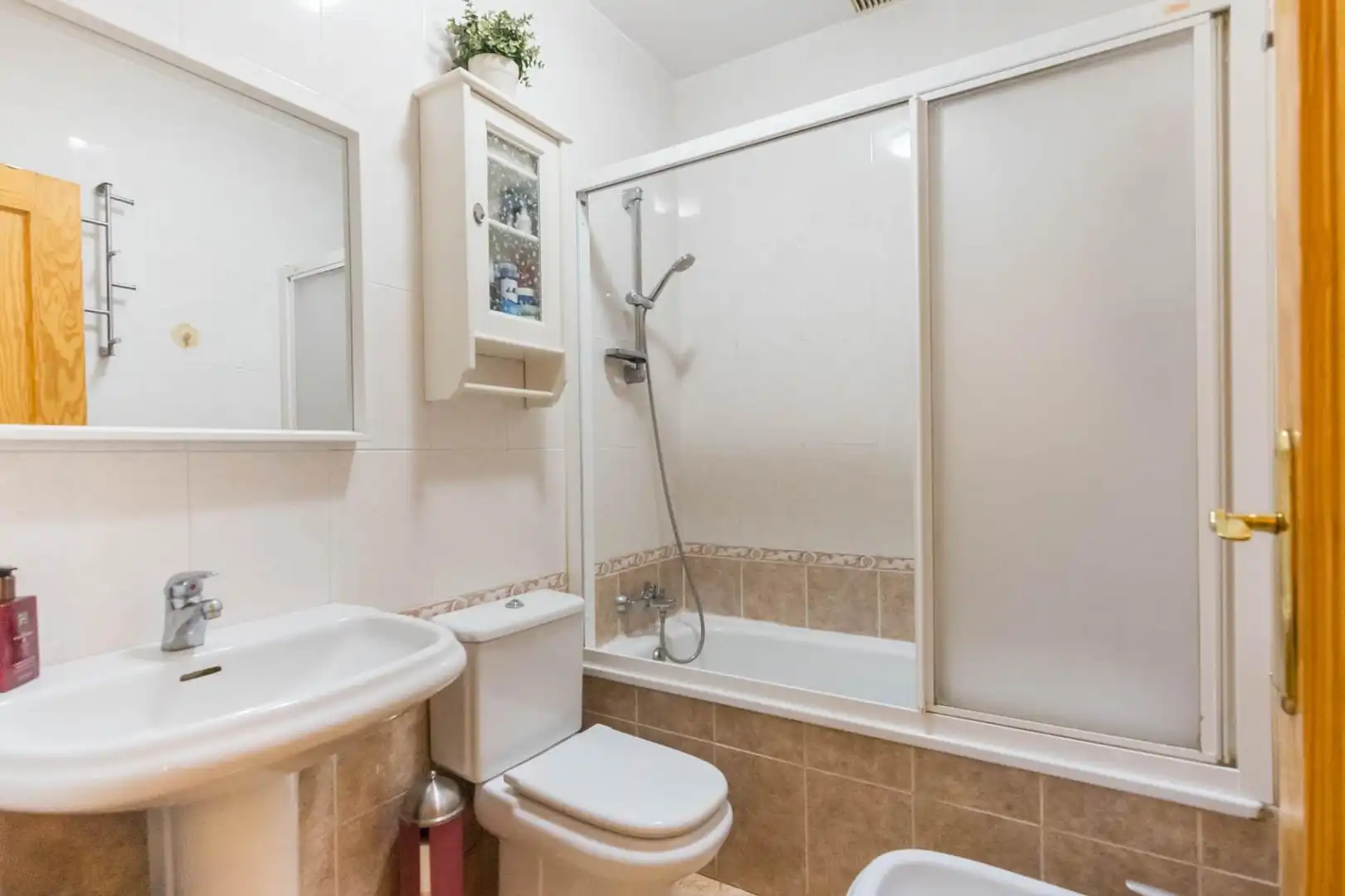 Badezimmer von Einfamilien-Reihenhaus zum Verkauf in Murcia mit Klimaanlage, Privatgarten und Terrasse