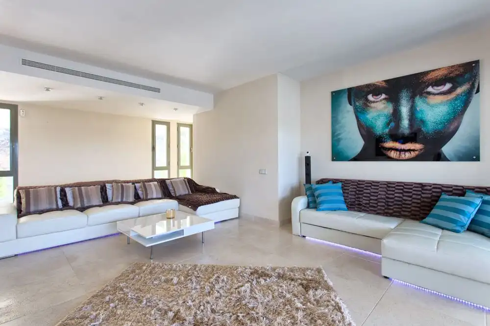 Sala de estar de Apartamento de alquiler en Benahavís con Aire acondicionado, Calefacción y Jardín privado
