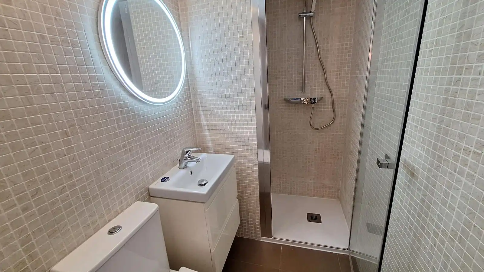 Badezimmer von Wohnung zur Miete in L'Hospitalet de Llobregat mit Klimaanlage und Heizung