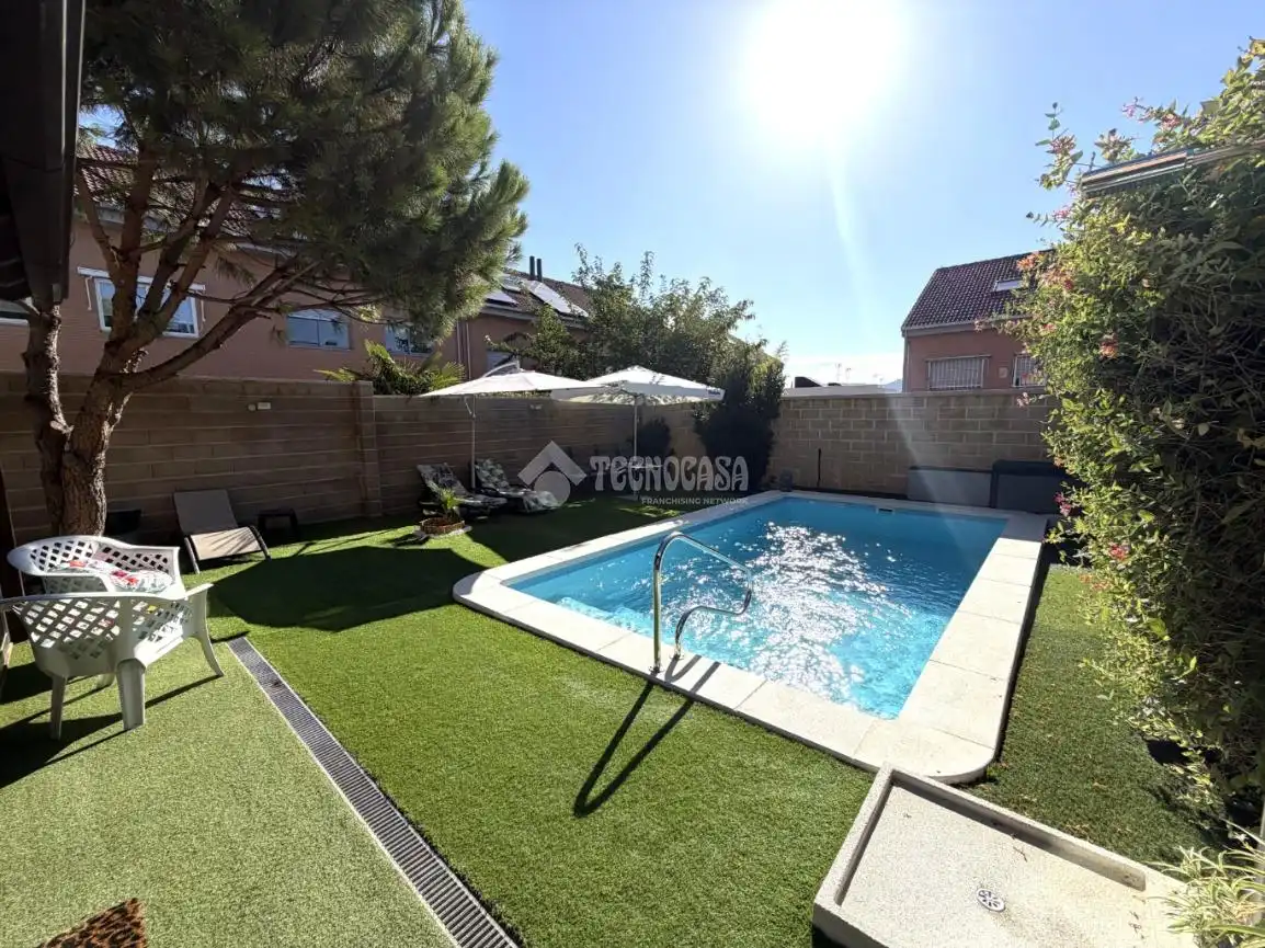 Schwimmbecken von Wohnung zum Verkauf in Villalbilla mit Privatgarten und Schwimmbad