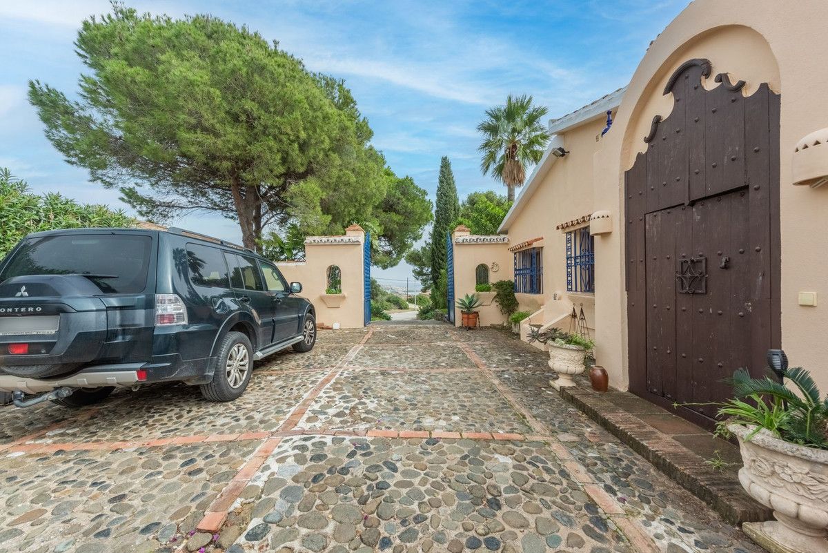 Vista exterior de Finca rústica en venda en Estepona amb Aire condicionat, Jardí privat i Terrassa