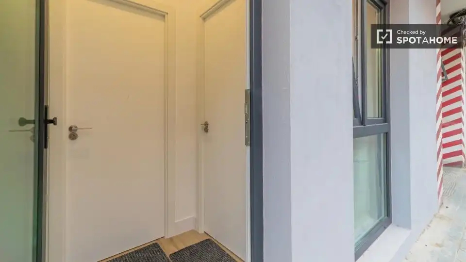 Flat for rent in Madrid  with Air Conditioner, Heating and Furnished