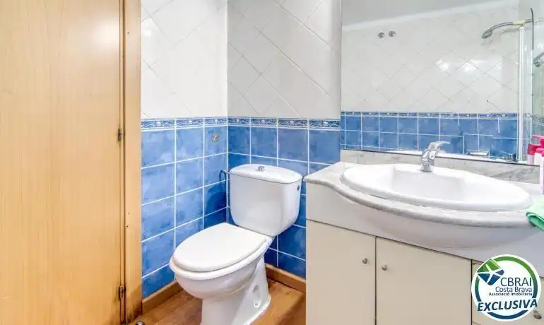 Bathroom of Apartments for sale in Roses  with Air Conditioner, Heating and Parquet flooring