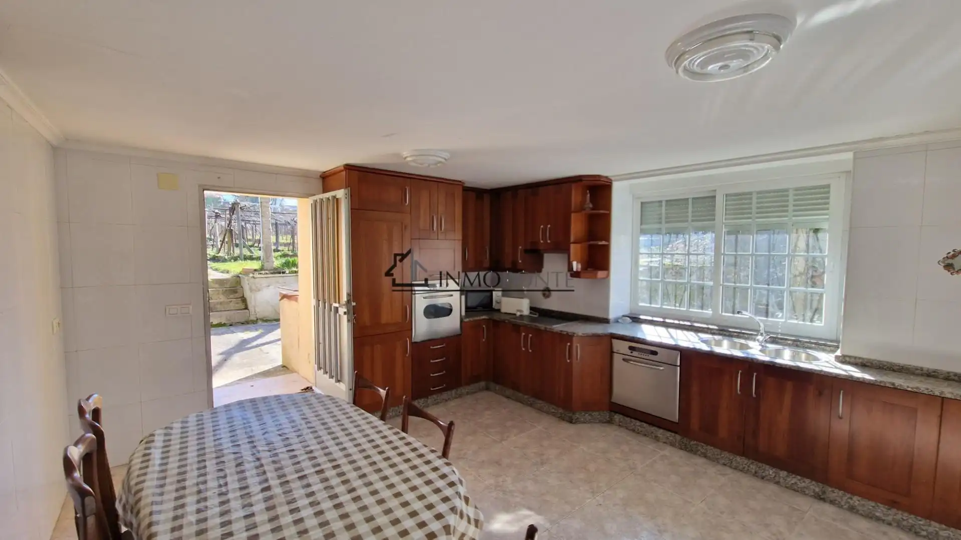 Cuina de Casa o xalet en venda en Pontevedra Capital  amb Jardí privat