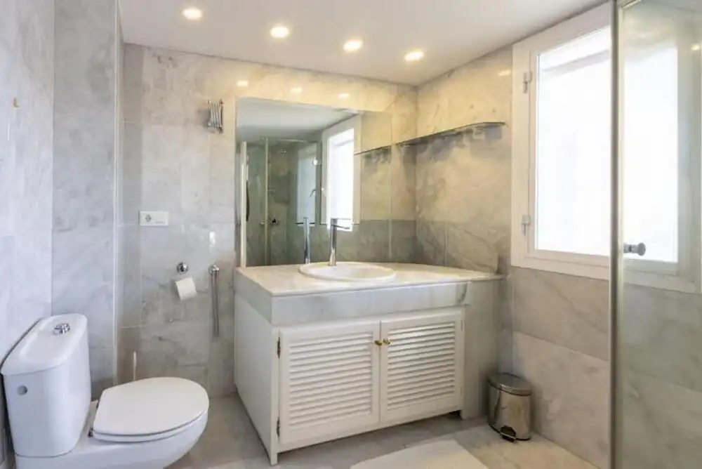 Badezimmer von Dachboden zum Verkauf in Atalaya mit Terrasse, Schwimmbad und Alarm