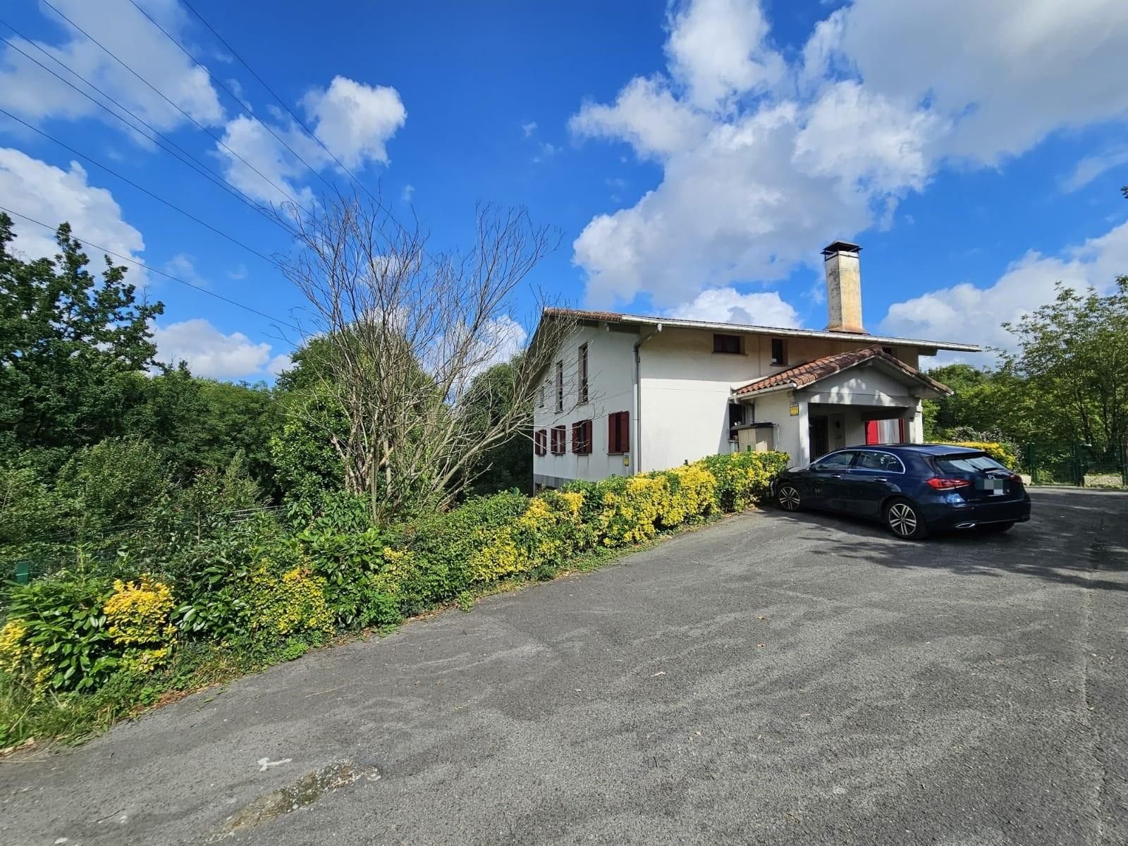 Vista exterior de Casa o xalet en venda en Irun  amb Calefacció, Terrassa i Traster