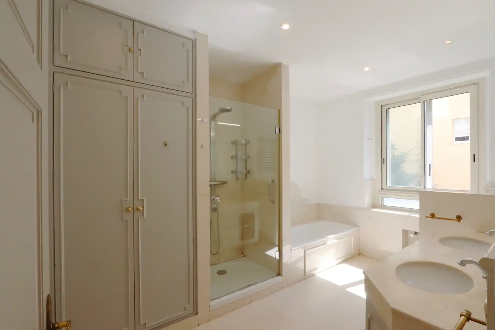 Bathroom of Flat for rent in Madrid  with Air Conditioner, Heating and Parquet flooring