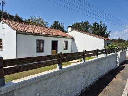Vista exterior de Casa o xalet en venda en Vilasantar amb Jardí privat