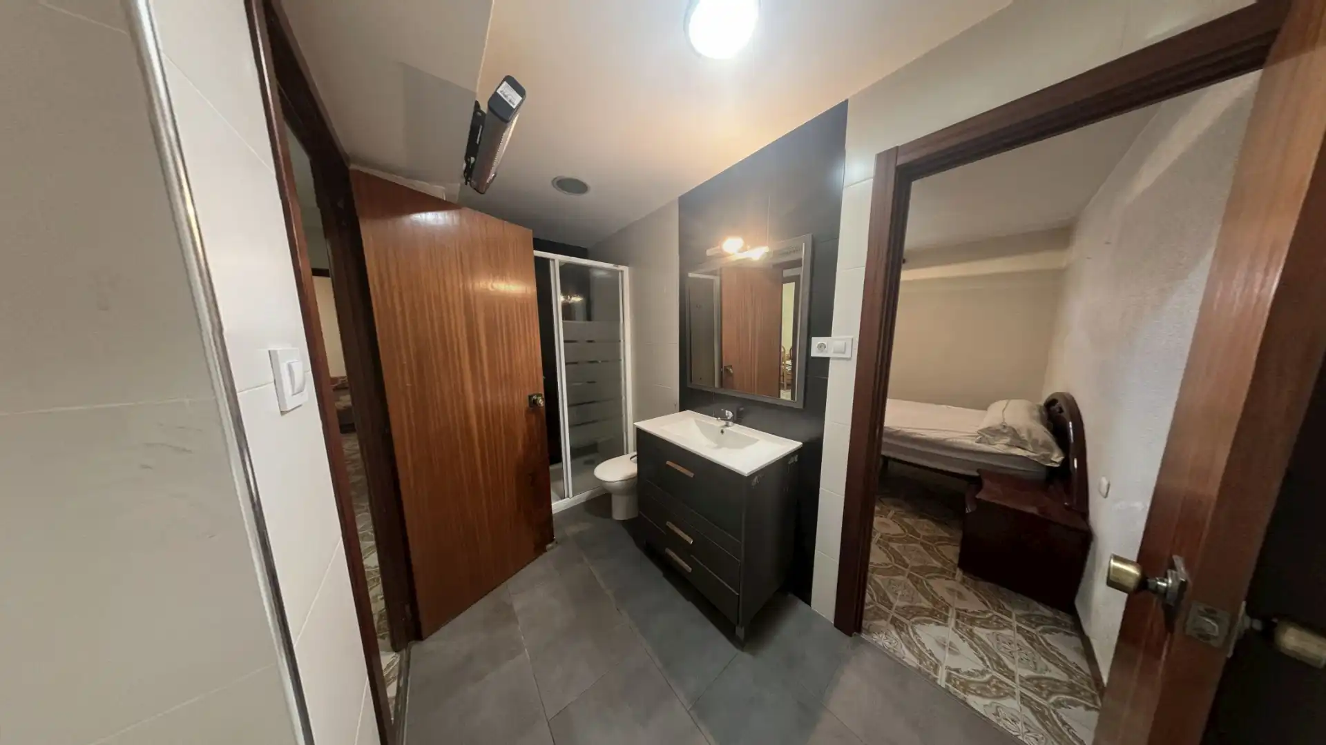 Badezimmer von Wohnung zum Verkauf in Alicante / Alacant mit Klimaanlage, Heizung und Möbliert