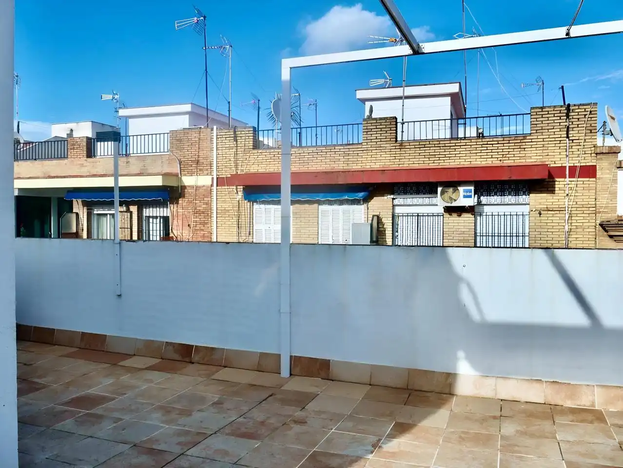 Vista exterior de Casa adosada en venta en Sevilla con Aire acondicionado, Calefacción y Parquet