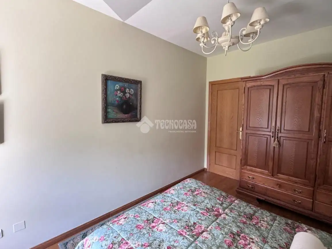 Habitación de Casa adosada en venta en Valdefresno con Calefacción, Parquet y Piscina comunitaria
