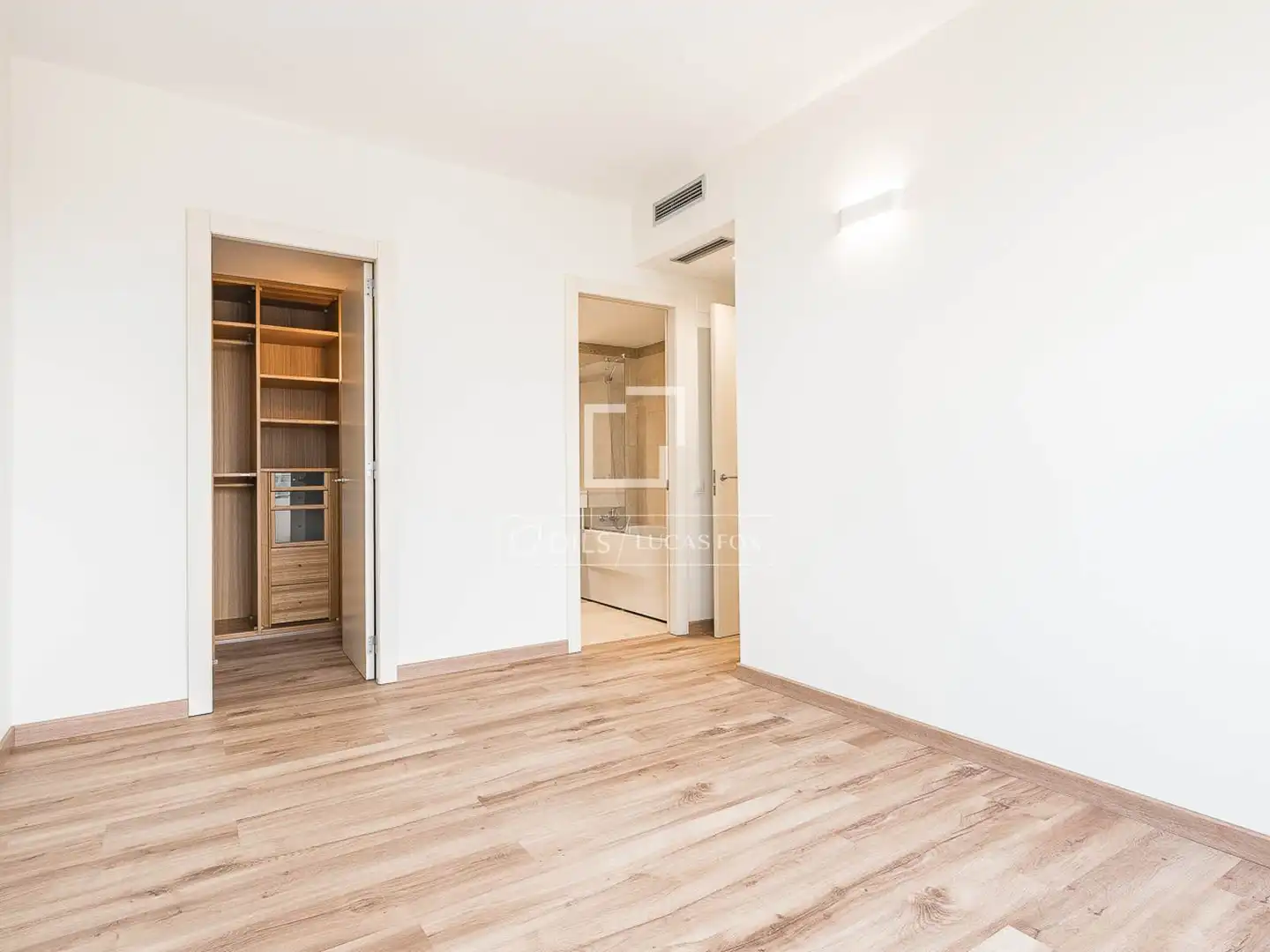 Schlafzimmer von Wohnung zum Verkauf in Barcelona mit Klimaanlage, Heizung und Abstellraum