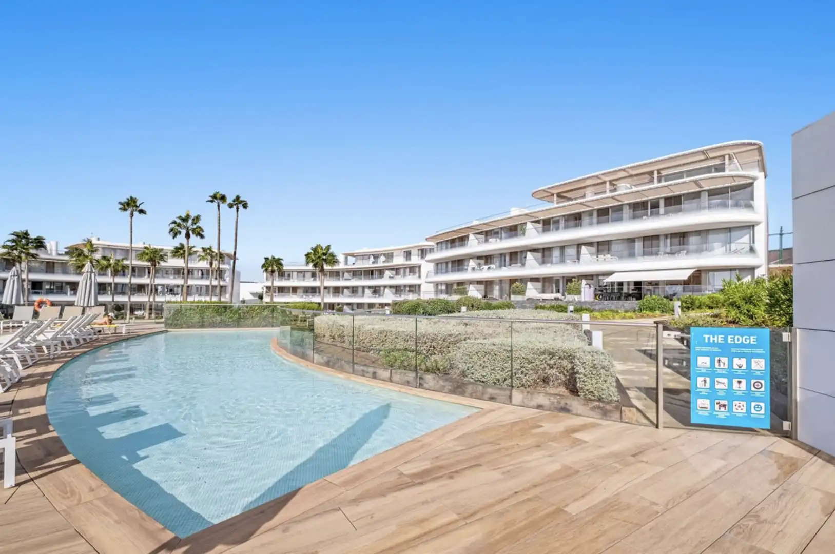 Vista exterior de Apartament en venda en Estepona amb Aire condicionat, Jardí privat i Terrassa
