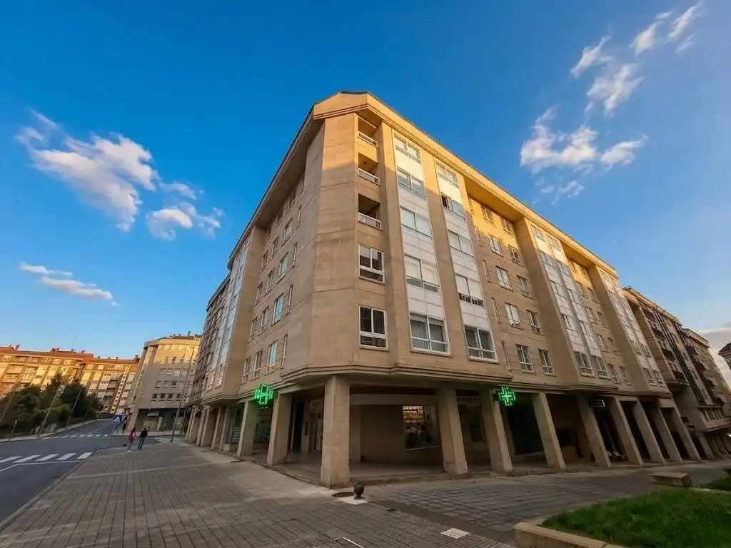 Vista exterior de Piso en venta en Vigo  con Calefacción