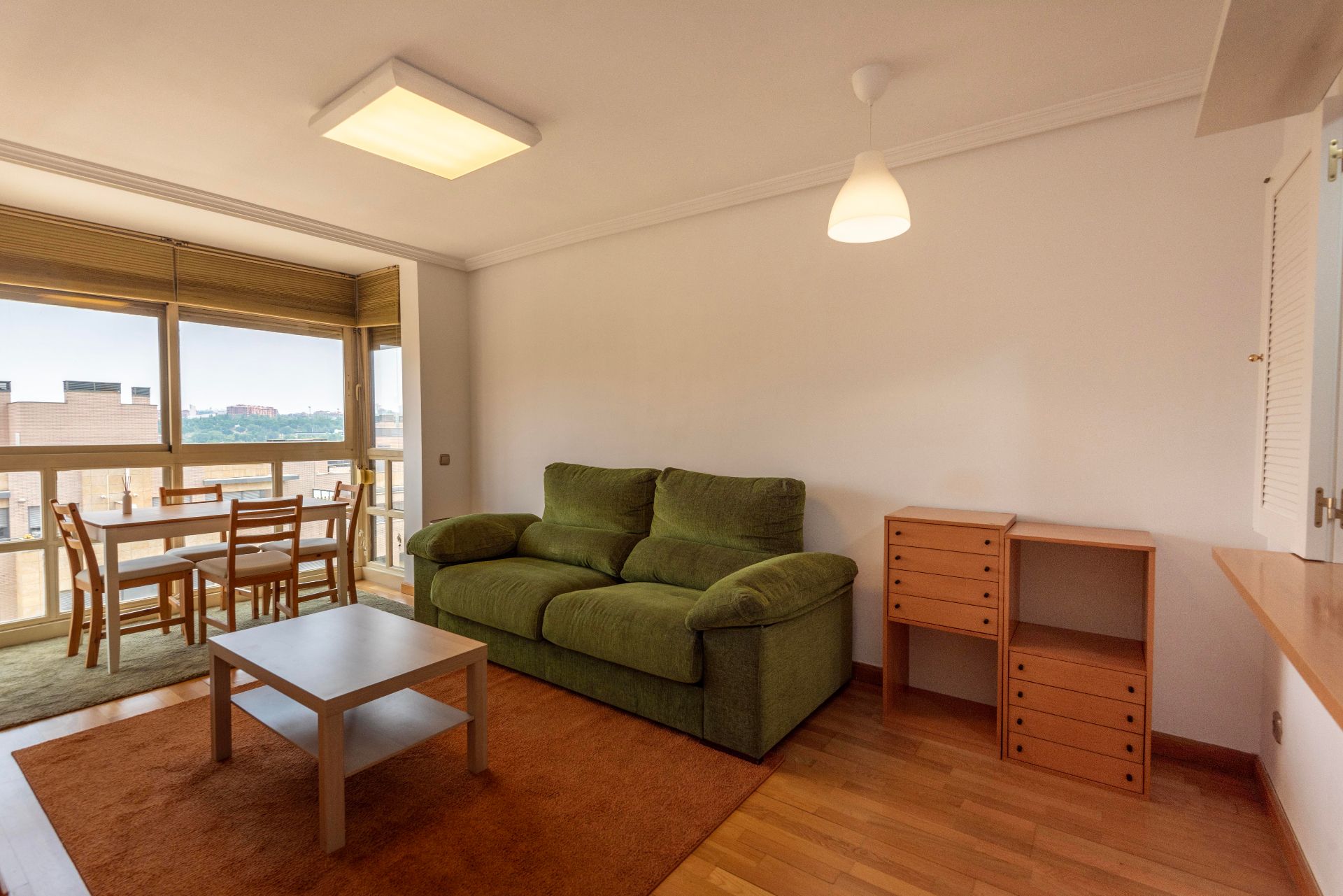 Living room of Flat to rent in  Madrid Capital  with Air Conditioner, Heating and Parquet flooring