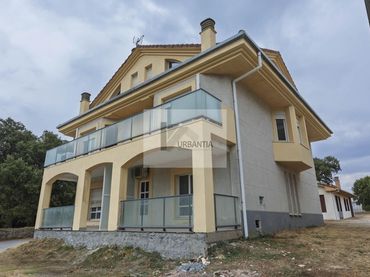 Casa amb balcó en venda a Calle Santa María