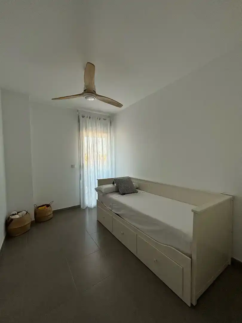 Dormitori de Apartament de lloguer en Moncofa amb Piscina i Balcó