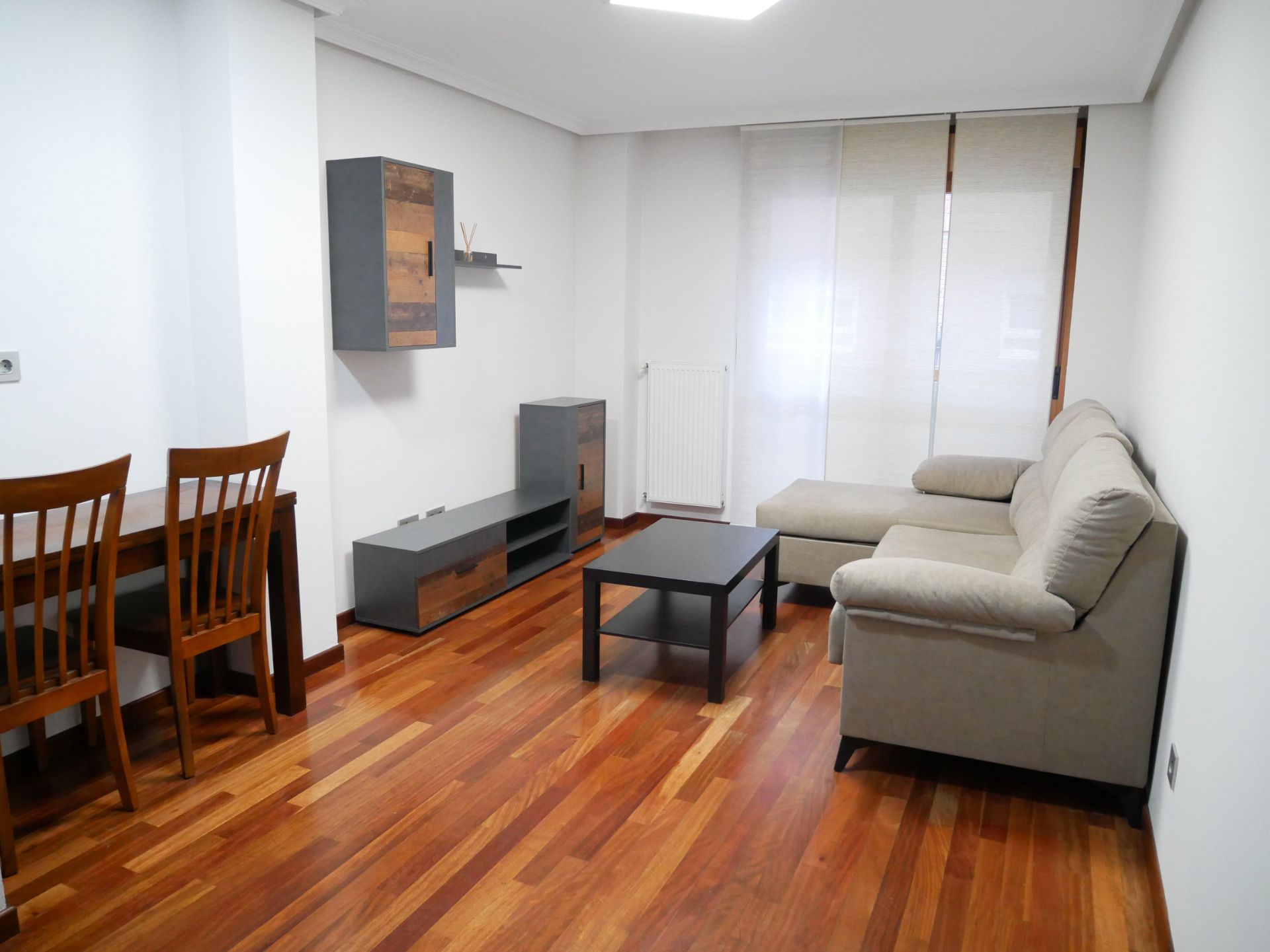 Sala d'estar de Apartament en venda en Oviedo  amb Calefacció, Parquet i Terrassa