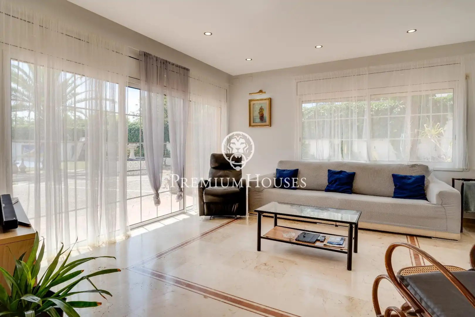 Sala de estar de Casa o chalet en venta en Vilanova i la Geltrú con Aire acondicionado, Calefacción y Jardín privado