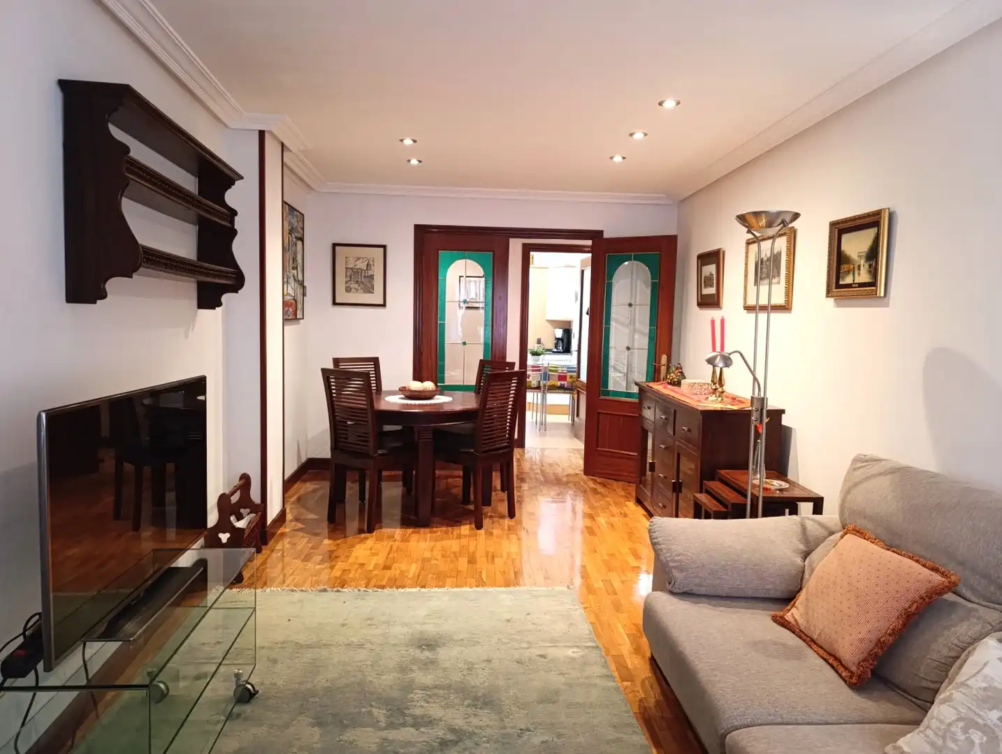 Sala de estar de Piso de alquiler en Oviedo  con Calefacción, Parquet y Terraza