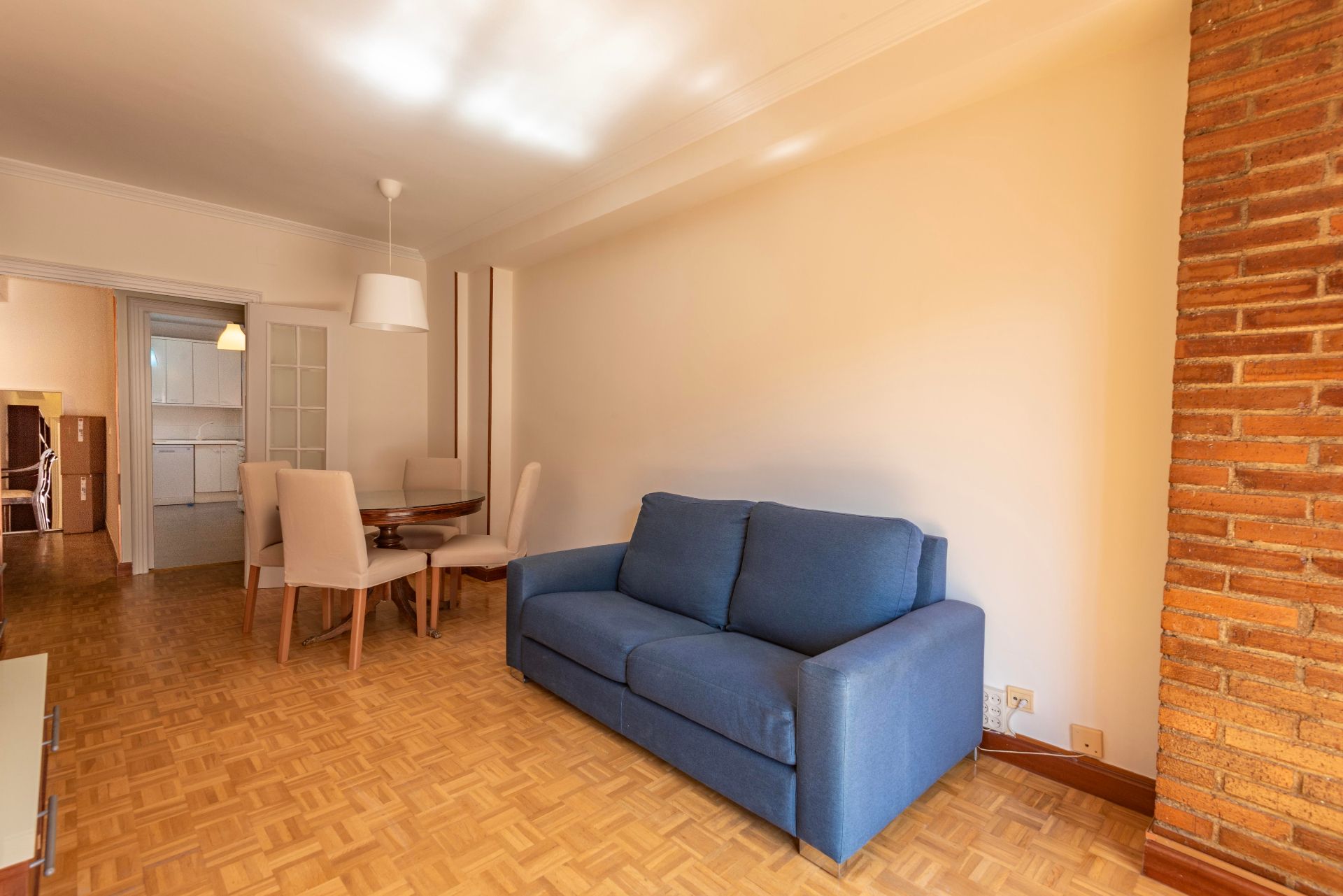 Living room of Flat to rent in  Madrid Capital  with Air Conditioner, Heating and Parquet flooring
