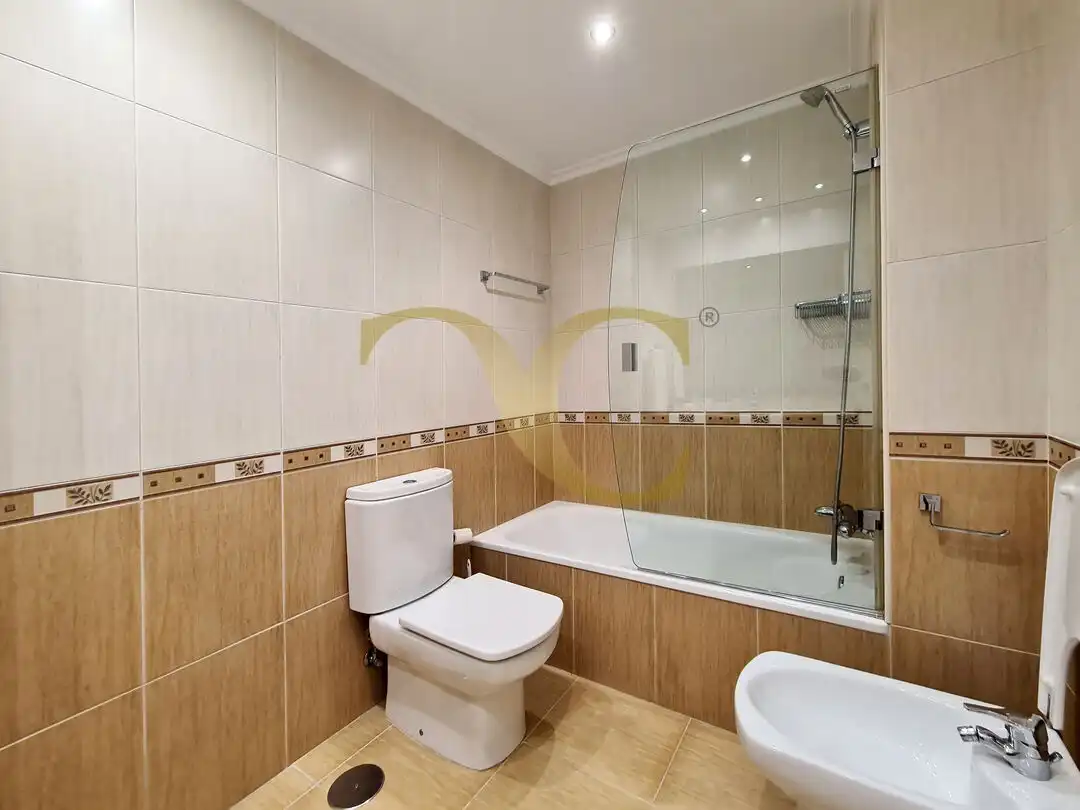 Baño de Piso en venta en Gijón  con Calefacción, Jardín privado y Terraza