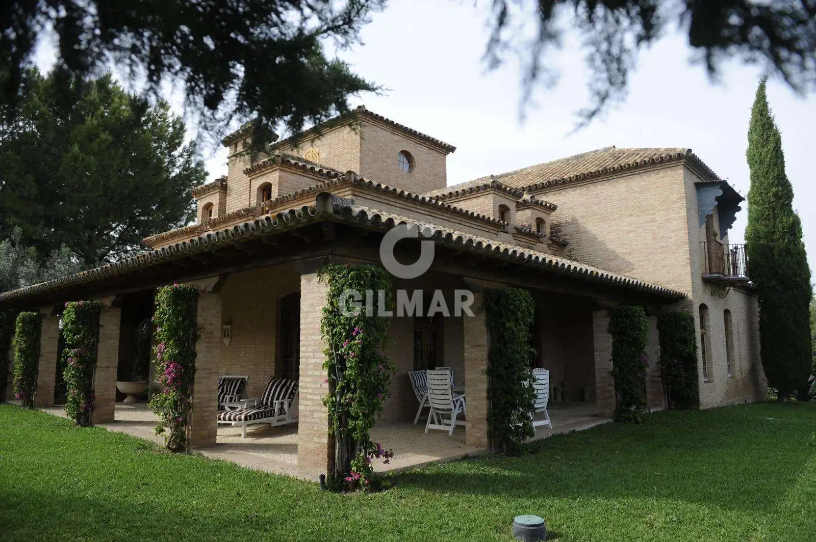 Vista exterior de Casa o chalet en venta en Valencina de la Concepción con Calefacción, Jardín privado y Piscina