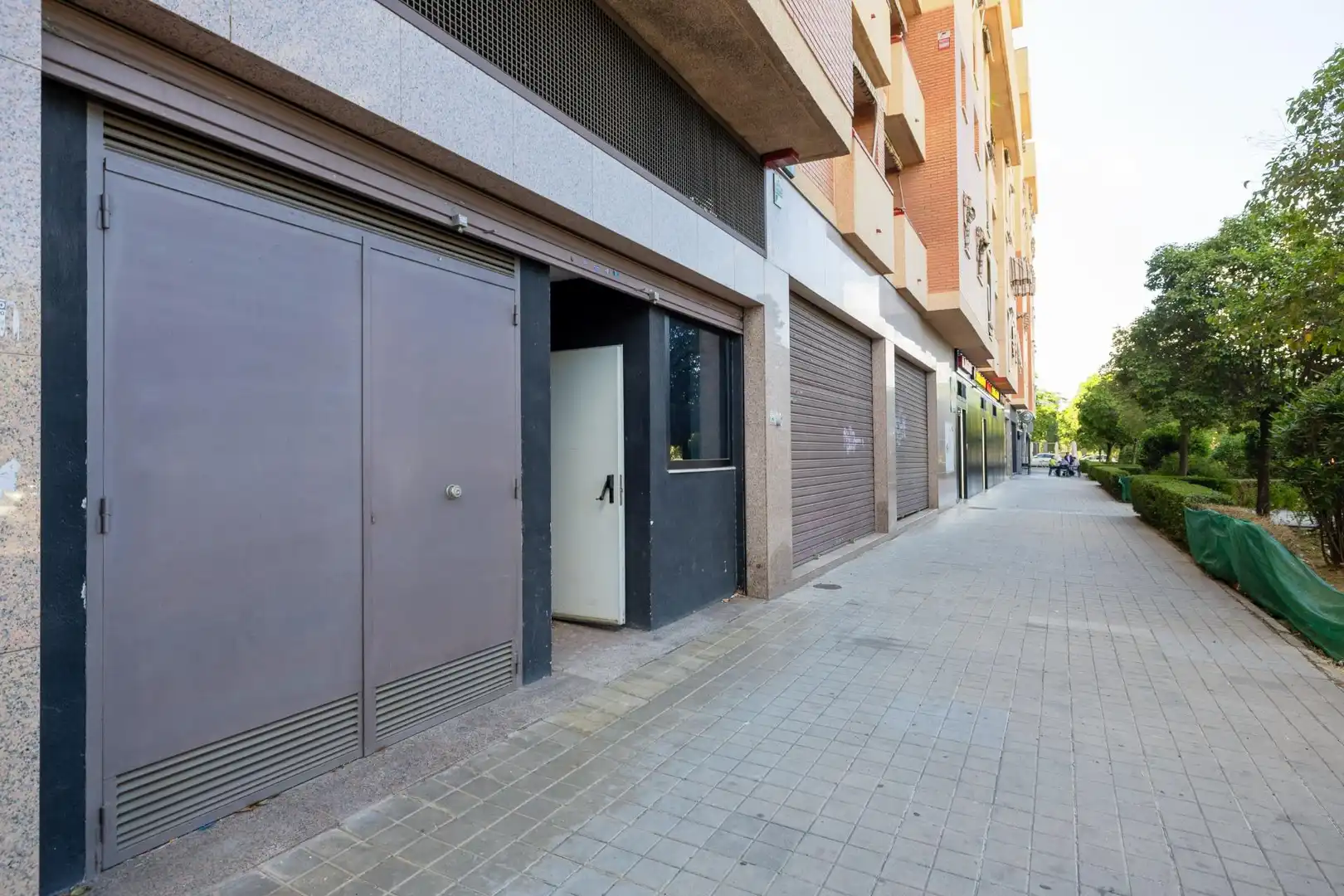 Vista exterior de Local en venda en Granada