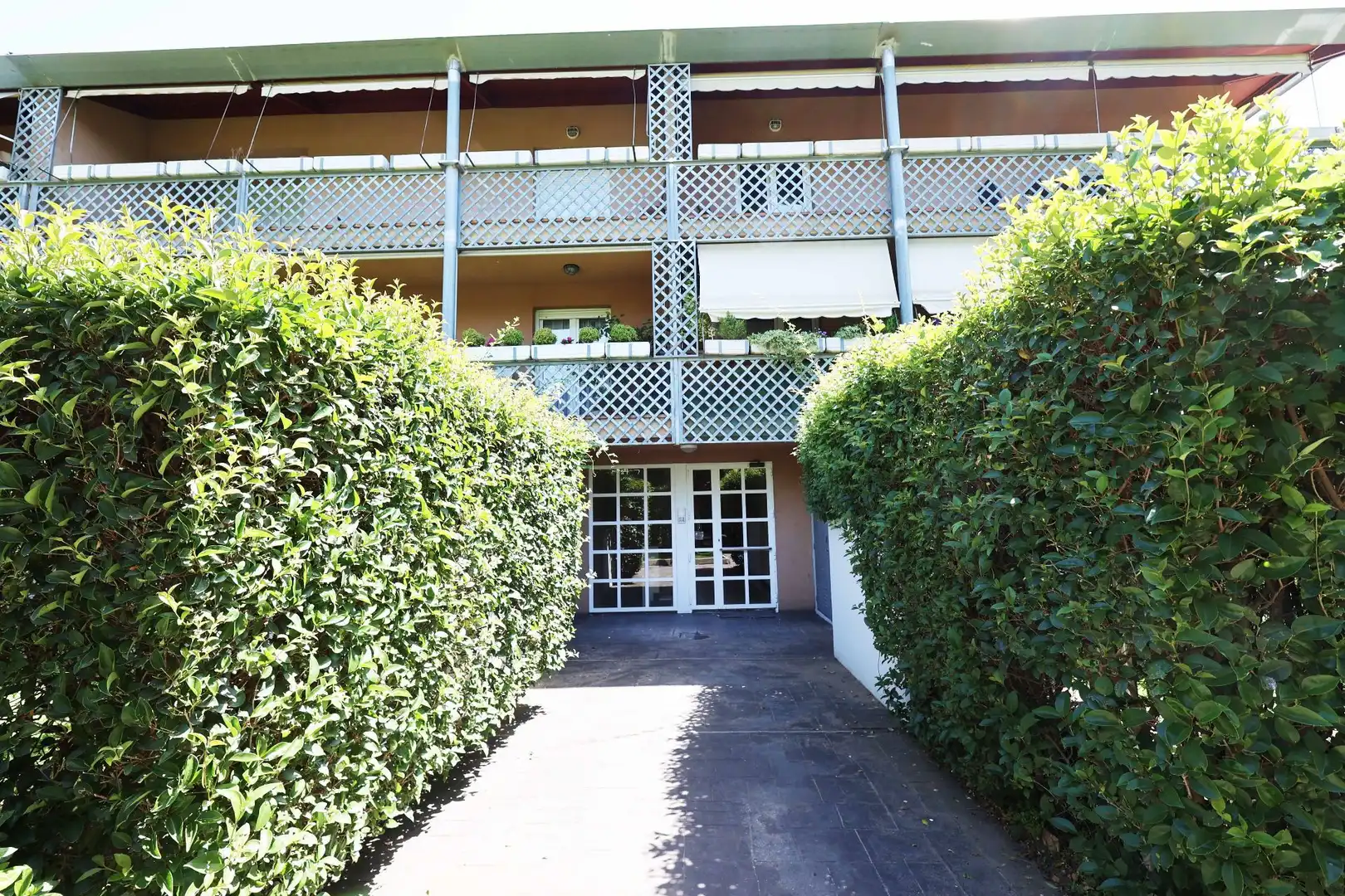 Vista exterior de Dúplex en venda en San Lorenzo de El Escorial amb Calefacció, Terrassa i Piscina comunitària