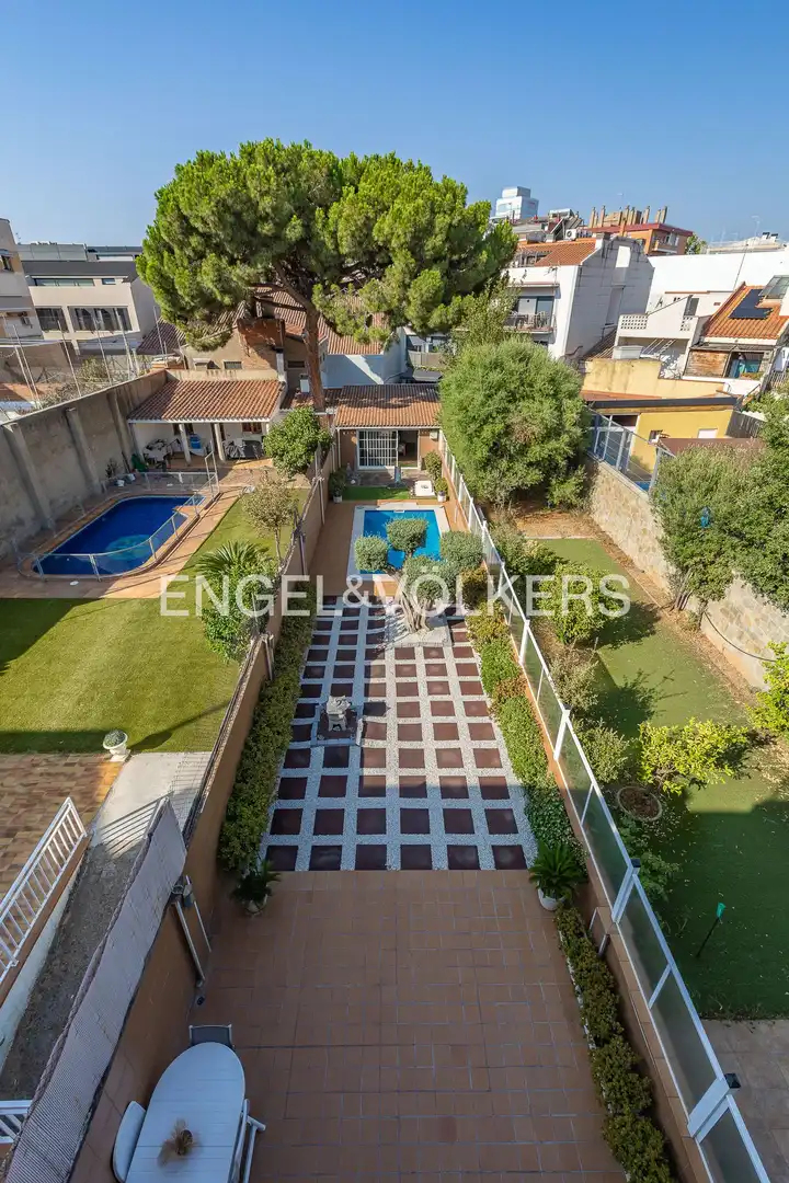 Piscina de Casa adosada en venda en Sabadell amb Aire condicionat, Calefacció i Jardí privat