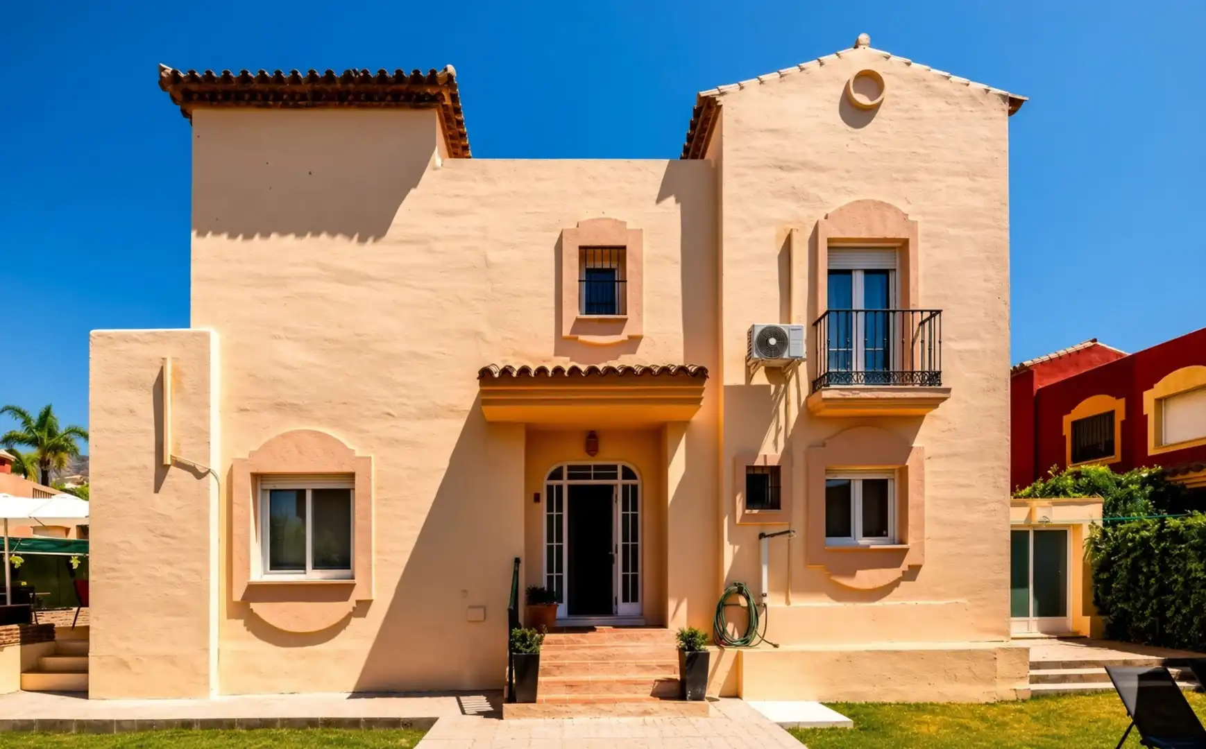 Vista exterior de Casa adosada en venda en Marbella amb Aire condicionat, Jardí privat i Terrassa