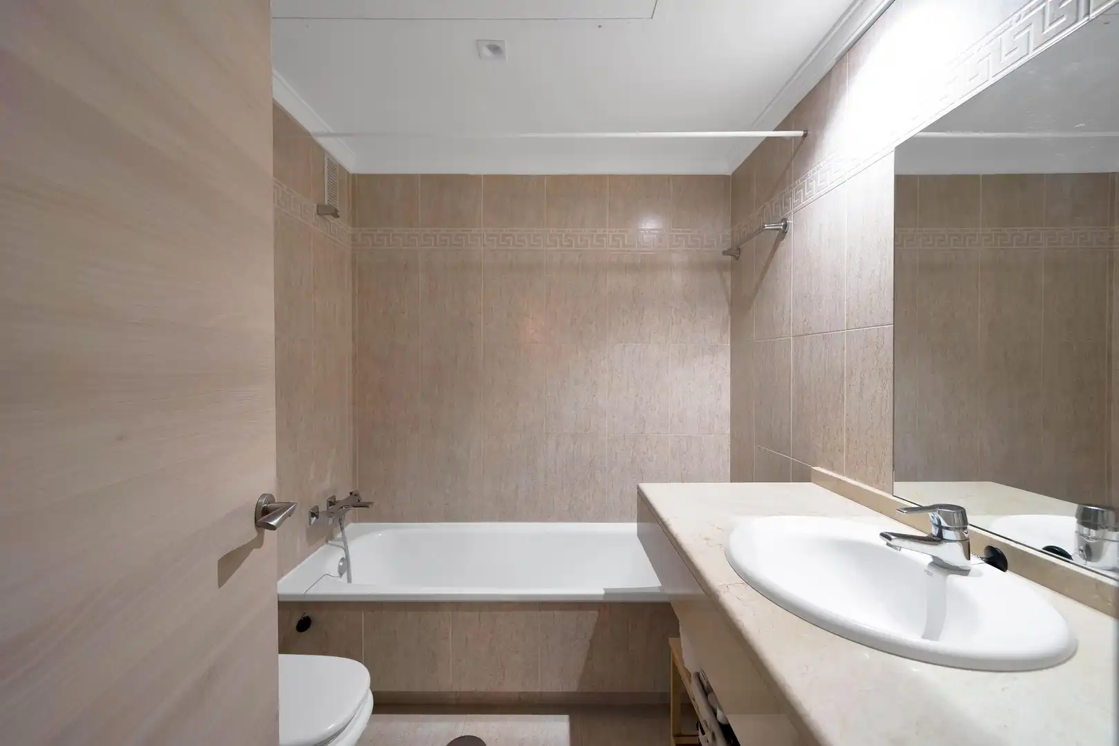 Baño de Apartamento en venta en Marbella con Aire acondicionado, Calefacción y Jardín privado