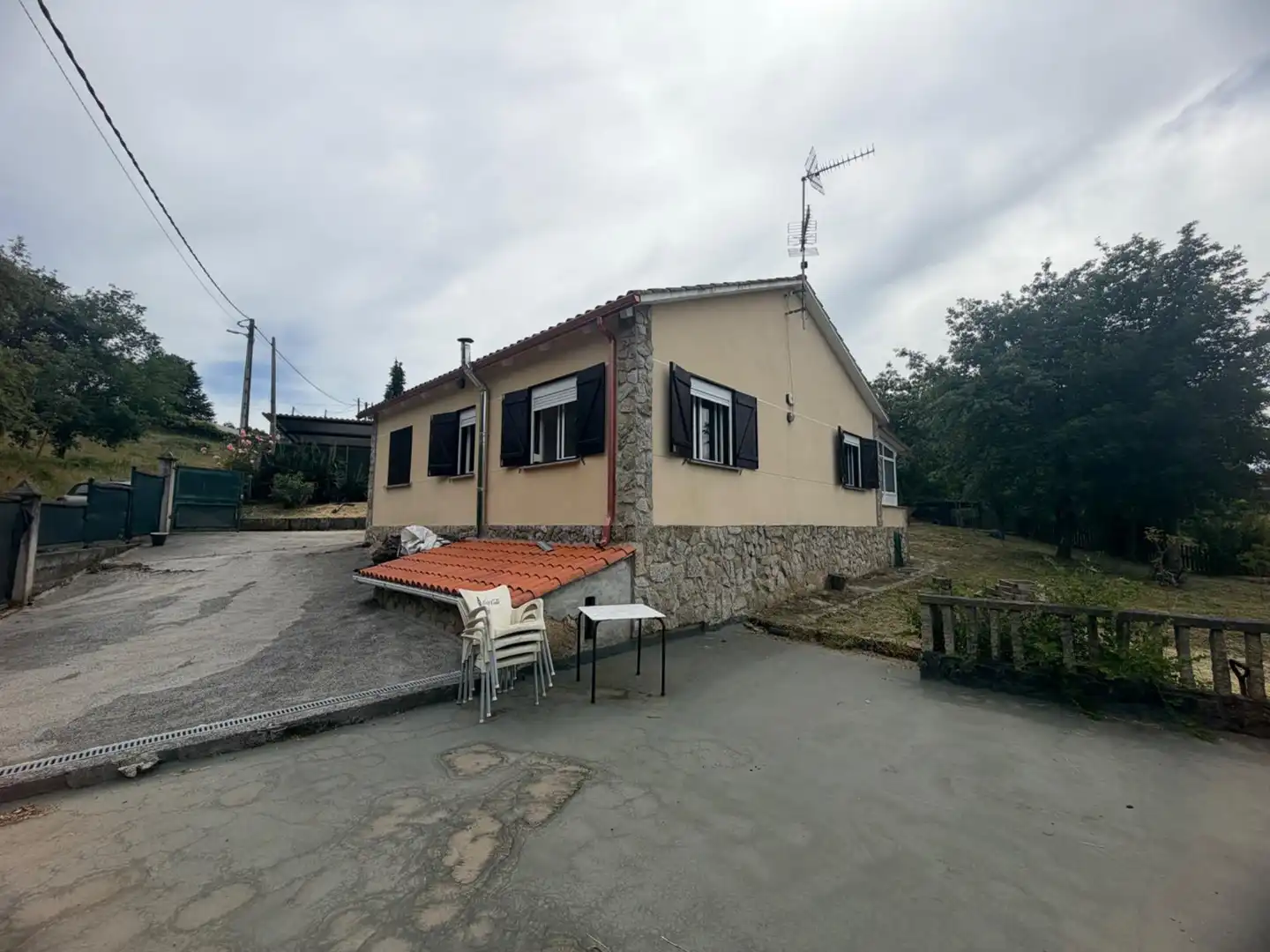 Vista exterior de Casa o xalet en venda en San Cibrao das Viñas amb Calefacció, Jardí privat i Terrassa