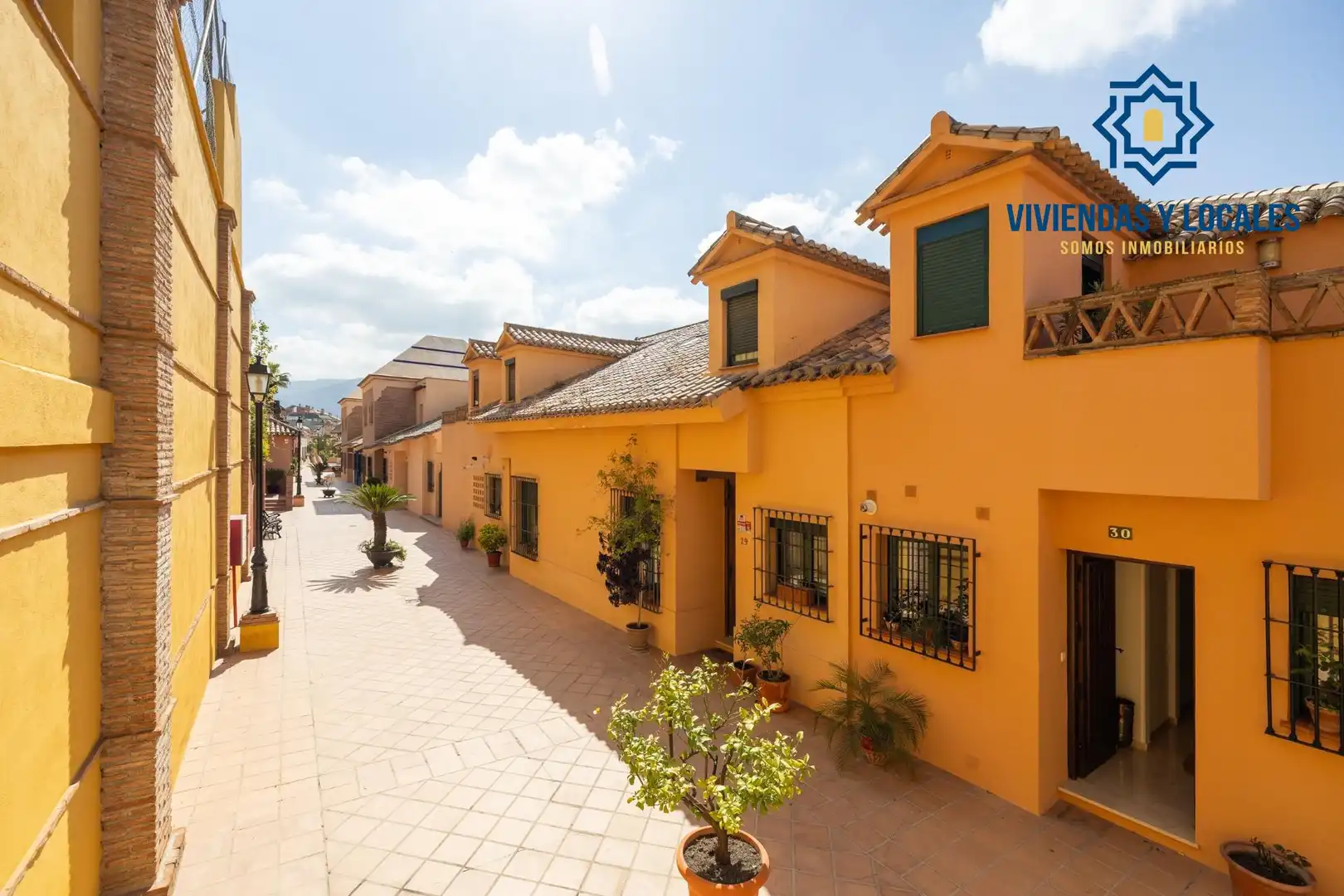 Vista exterior de Casa adosada en venta en Granada con Aire acondicionado, Calefacción y Jardín privado