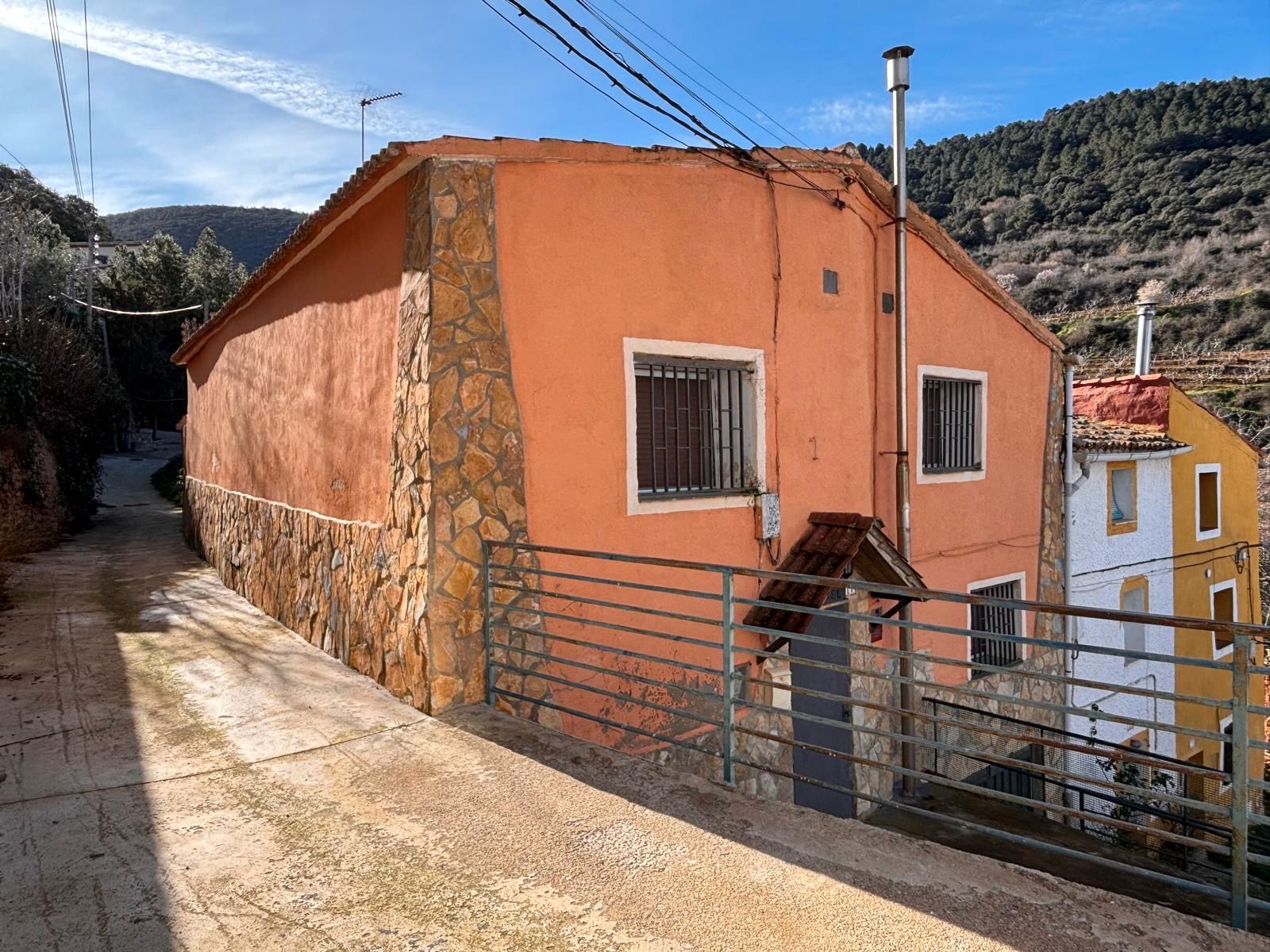 Vista exterior de Casa o xalet en venda en El Frasno amb Calefacció, Jardí privat i Alarma